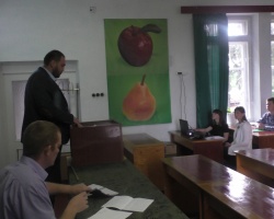Наукову доповідь виголошує аспірант Юрій Мельник