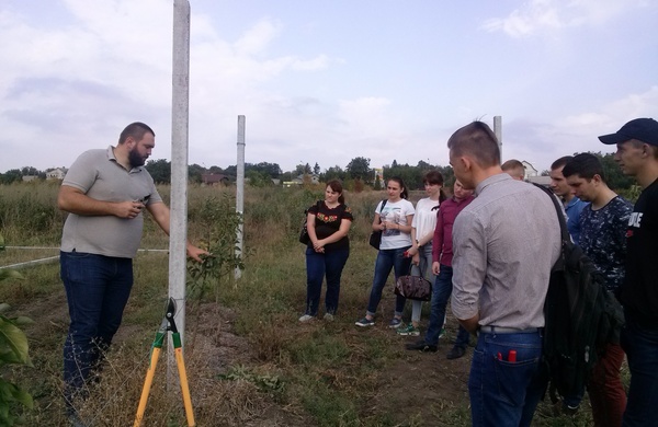 Викладач Мельник Ю. В. навчає студентів 41-п формуючому обрiзуванню яблунi