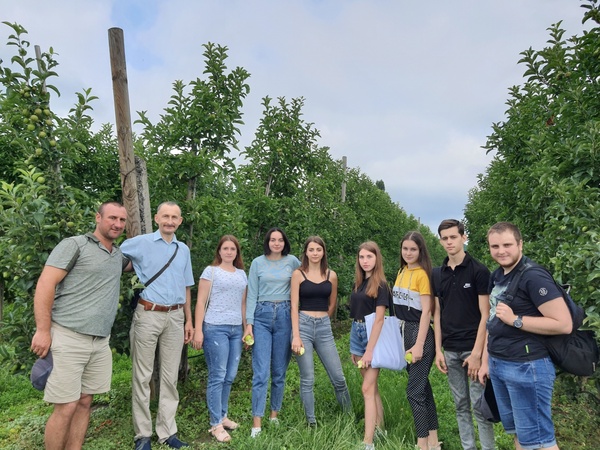 Під час відвідин ВАТ ВКФ Октан (зліва - Олексій Овчіннік, Володимир Майборода, студенти 11-т групи)