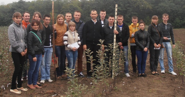 Доцент Володимир Майборода з магістрантами на практикумі з "Дослідної справи в плодоовочівництві і виноградарстві"